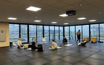 Buikspieren trainen na de bevalling: waarom planken en sit-ups je buikje niet weghalen